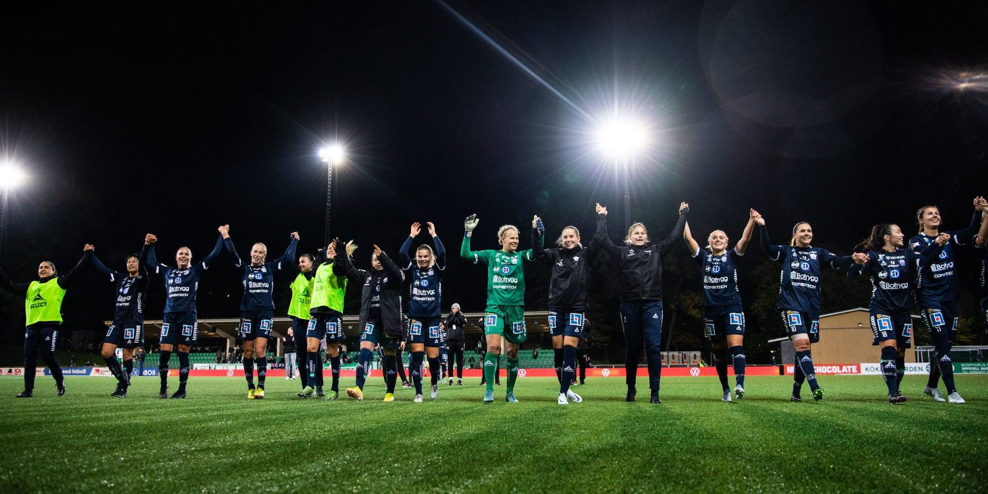 220926 Linköpings spelare jublar efter fotbollsmatchen i Damallsvenskan mellan Hammarby och Linköping den 26 september 2022 i Stockholm. 
Foto: Emma Wallskog / BILDBYRÅN / COP 320 / EW0097